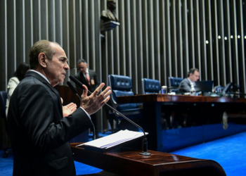 Aprovada PEC que corta gastos e restringe abono do PIS/Pasep