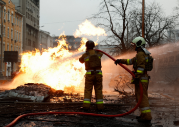 Rússia ataca capital da Ucrânia com mísseis e atinge prédios; 1 pessoa morreu