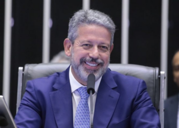 Homenageado no Plenário por deputados de diversos partidos, Lira diz que voltará ao chão de fábrica