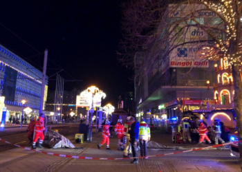 Carro em alta velocidade atropela várias pessoas em mercado natalino na Alemanha