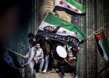 Europa está dividida entre repatriar sírios e preencher lacunas no mercado de obra