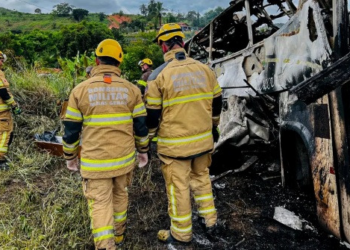 Sobe para 38 número de mortos em acidente com ônibus, carreta e carro em Minas Gerais