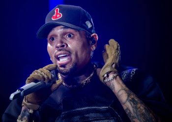 Chris Brown transforma o Allianz em balada pop R&B