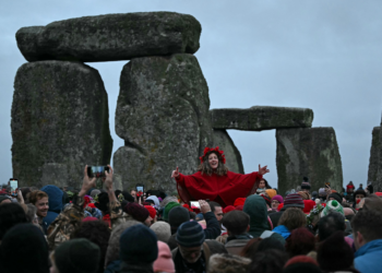 Milhares de pessoas celebram o solstício de inverno em Stonehenge