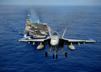 Dois pilotos da Marinha dos EUA se ejetam de caça atingido por 'fogo amigo' no Mar Vermelho