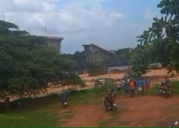 Bombeiros confirmam 1 morto e 2 desaparecidos em queda de ponte