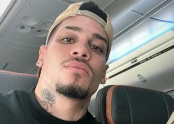 Paulinho curte show em SP enquanto negociação com Palmeiras avança