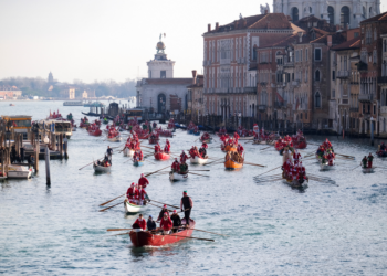 VÍDEO: Papais e mamães noéis tomam canal de Veneza, na Itália