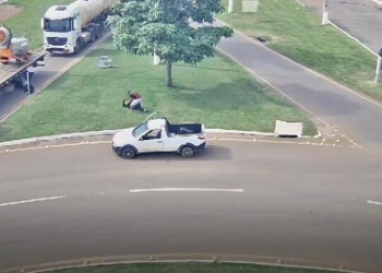 Câmeras flagram homem espancando mulher com bebê no colo; veja