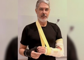William Bonner mostra braço quebrado após acidente