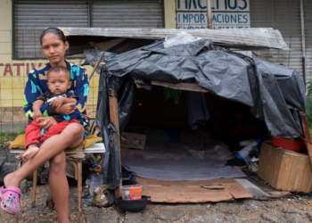 Sem dinheiro, venezuelanos acampam às margens de rodovia na fronteira do Brasil: 'aqui pelo menos temos comida'