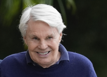 Acusado de crimes sexuais, ex-CEO da Abercrombie alega demência à Justiça para escapar de processos