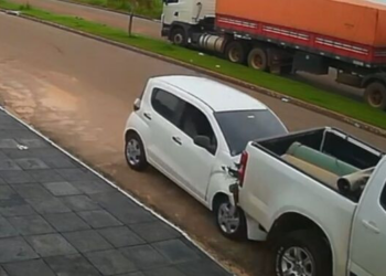 Mulher bate carro em caminhonete estacionada e morre; veja vídeo