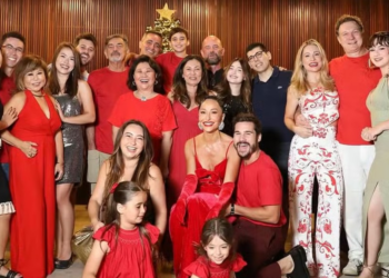 Sabrina Sato combina look com Nicolas e filha para Natal em família: ‘Feliz natal’
