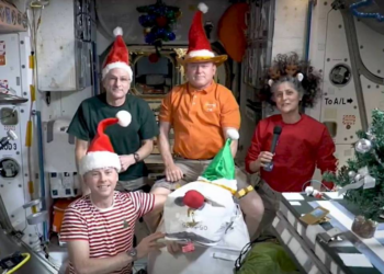 Presos no espaço, astronautas celebram Natal em espaçonave
