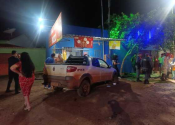 Motorista perde controle de picape, invade distribuidora e deixa cinco pessoas feridas em MT