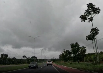 VÍDEO – Motorista invade contramão e quase bate de frente com caminhonete