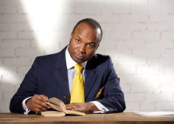 Nigeriano que administra uma das maiores igrejas da Europa vira alvo da Rússia