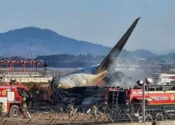 Avião sai da pista, bate em muro e explode; há 177 mortos