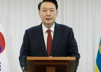 Presidente suspenso da Coreia do Sul é alvo de mandado de prisão