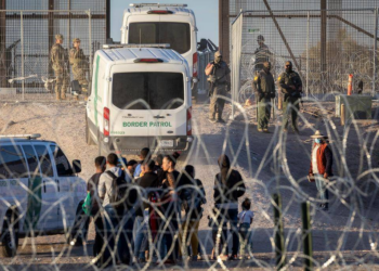 México prepara aplicativo com 'botão do pânico' para imigrantes ameaçados de deportação nos EUA