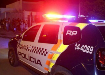 Dupla encapuzada invade casa e acerta três tiros em jovem