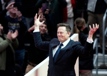 Autoridades europeias repudiam suposto gesto nazista de Musk; bilionário ataca Scholz