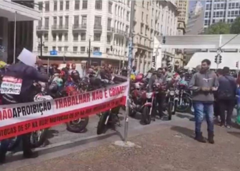 Mototaxistas fazem buzinaço em frente à Prefeitura de SP contra proibição do serviço