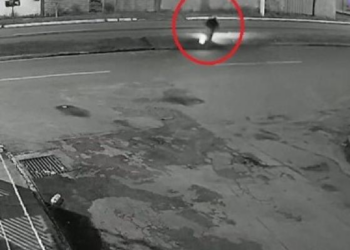 Mulher de moto invade canteiro, acerta poste e morre