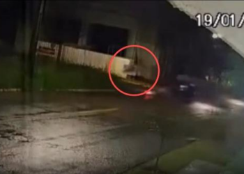 Casal bate em carro e é arremessado de moto; veja vídeo