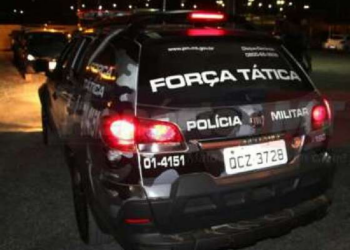 Bandidos tentam matar comerciante, "peitam" a Força Tática e vão pra vala