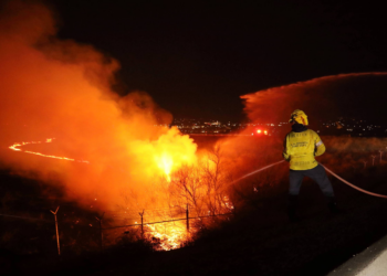Novos incêndios atingem Los Angeles e forçam a retirada de mais 30 mil moradores