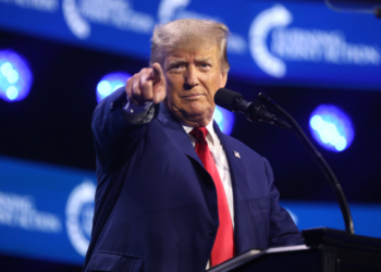 Justiça dos EUA suspende bloqueio de Trump à cidadania por nascimento