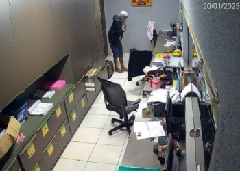 Câmeras flagram bandido "fazendo limpa" em empresa no Nortão; veja