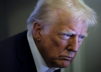 Trump sugere que palestinos deixem a Faixa de Gaza e fala em limpar a região