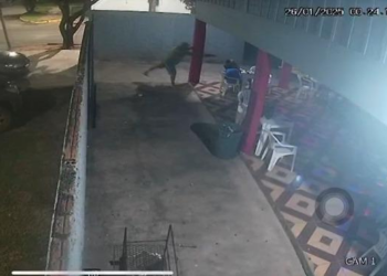Vídeo mostra caloteiro tentando matar dono de bar e clientes a tiros