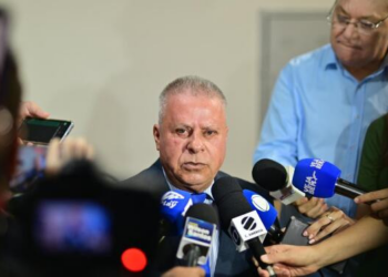 No apagar das luzes, Chico anula licitação de R$ 15 milhões e empata presidência de Paula