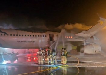 Avião pega fogo na Coreia do Sul, mas passageiros e tripulação conseguem se salvar; FOTOS