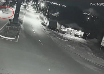 Vídeo mostra mulher sendo arremessada ao bater moto contra meio-fio; vítima morreu na hora