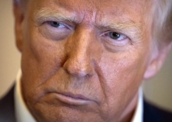 Trump assina ordem executiva para acabar com fundos para disciplinas que abordam racismo e teoria de gênero nas escolas