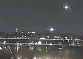 Trump diz que está monitorando acidente entre avião e helicóptero militar nos EUA