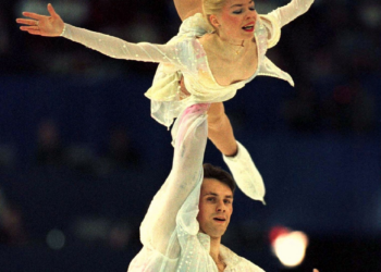 Patinadores dos EUA e da Rússia estão entre os passageiros de avião que colidiu com helicóptero militar em Washington