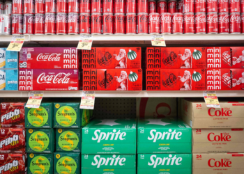 Taxação de bebidas açucaradas reduz IMC em jovens adultos, aponta estudo dos EUA