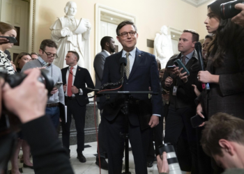 Novo Congresso dos EUA toma posse com maioria Republicana nas duas casas e racha no partido do presidente eleito