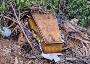 Caixão com ossada humana é encontrado em lixão