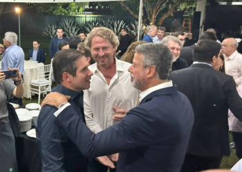 Lira faz festa de despedida ao som de sertanejo com deputados do PT ao PL