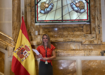 Espanhola de 22 anos morre após incidente enquanto dava banho em elefante em santuário na Tailândia