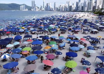 Embalados pelo hit "Descer para BC", turistas vão para Réveillon de Balneário Camboriú na espera de agito