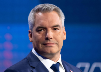 Primeiro-ministro da Áustria anuncia renúncia quatro meses após eleições