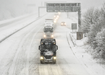 Neve forte e chuva congelante atingem Estados Unidos e Europa
